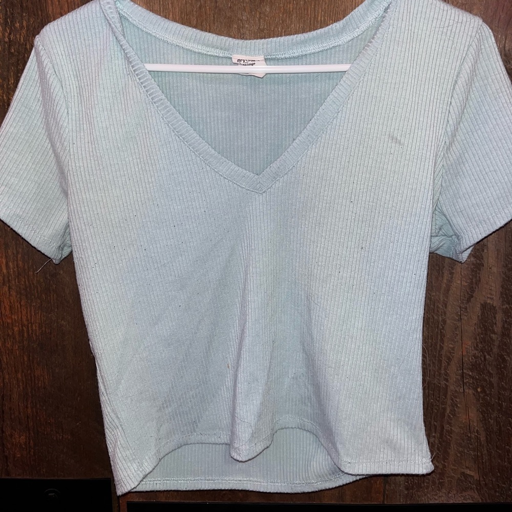tilly’s cropped baby blue v neck shirt